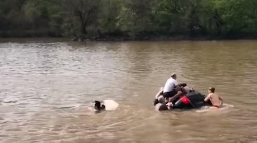 [VIDEO] El angustiante rescate de una mujer en un auto que se hundia en un río