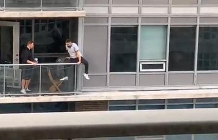[VIDEO] Un hombre arriesga su vida caminando por la cornisa de un edificio para rescatar un gato