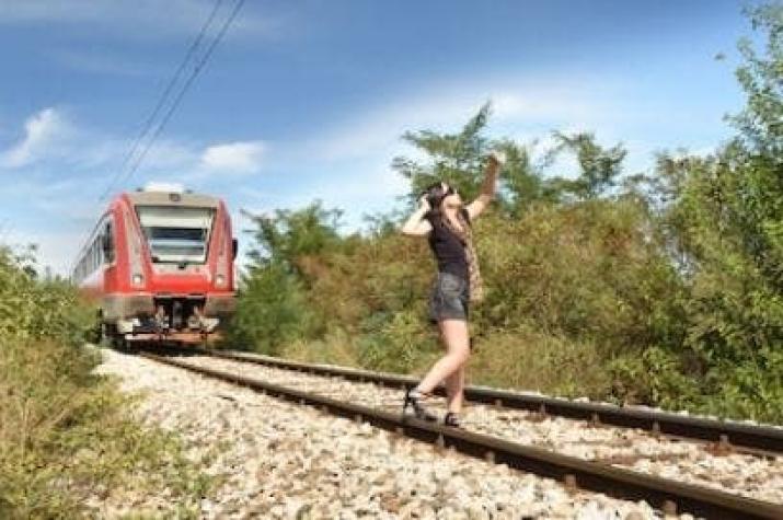 Tres jóvenes murieron atropellados por un tren tras tomarse una selfie en India