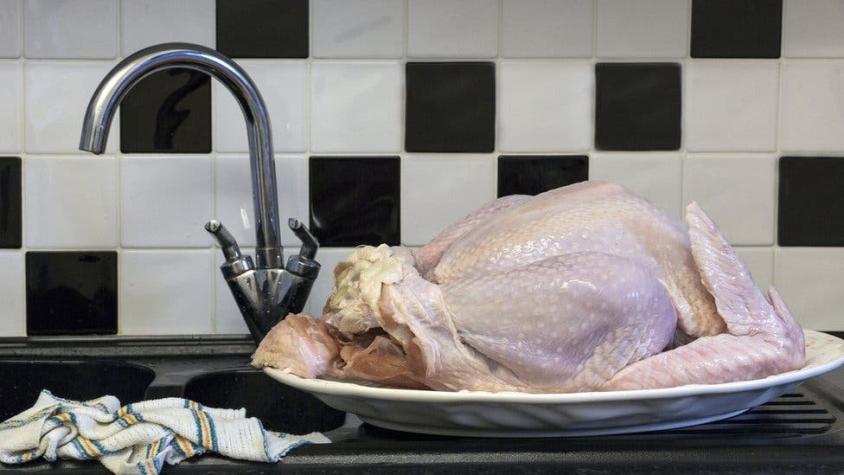 ¿Lavar o no lavar el pollo crudo?: resurge la polémica sobre qué hacer antes de cocinar el ave
