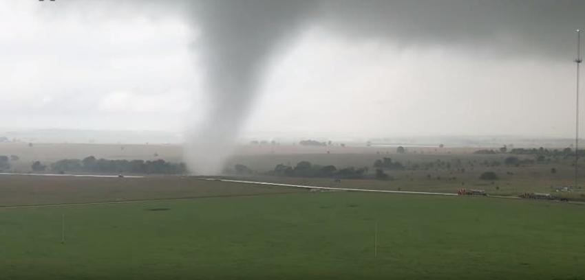 [VIDEO] No es la película "Twister": El impresionante paso de un tornado visto desde un dron