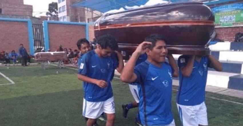 [VIDEO] Insólito: Campeonato de fútbol sala en Perú premia con un ataúd al campeón