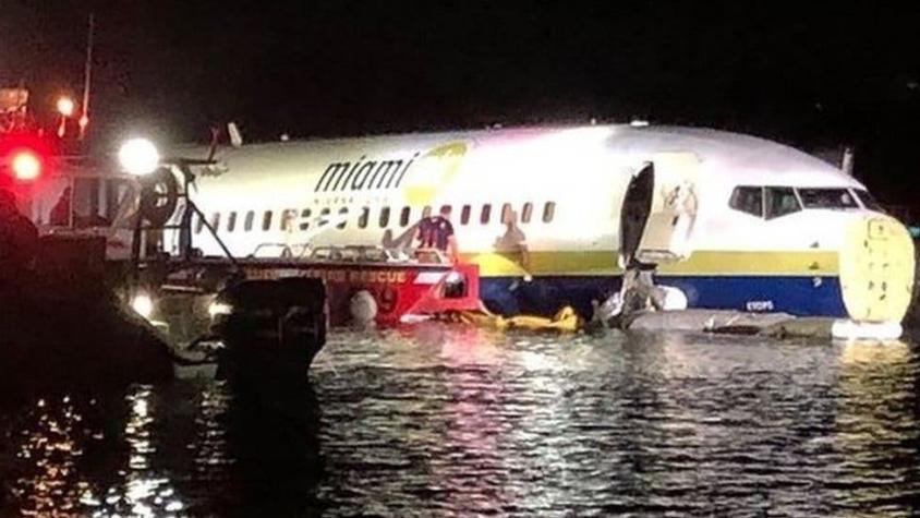 Un Boeing 737 se salió de la pista y cayó en un río de Florida con 143 pasajeros a bordo