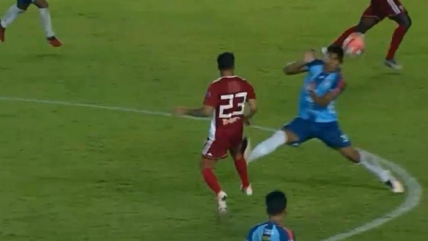 [VIDEO] La espantosa fractura de un jugador de fútbol boliviano luego de recibir una patada