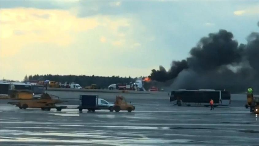 [VIDEO] Aumentan a 41 los muertos tras incendio de avión durante aterrizaje