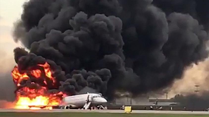 [VIDEO] Los impresionantes registros del avión que aterrizó de emergencia tras incendiarse en Rusia