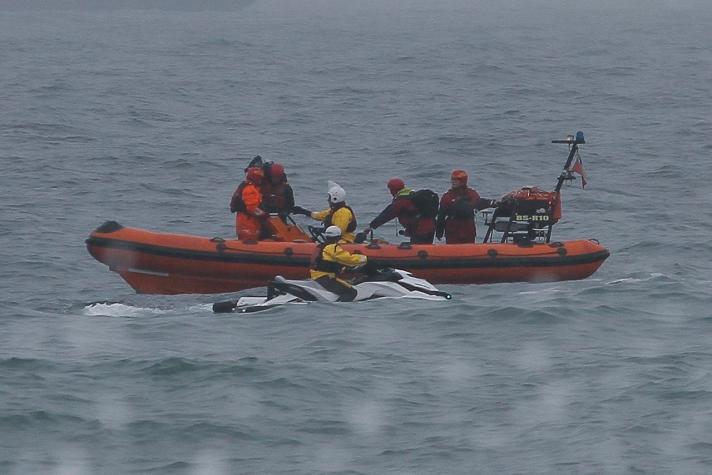 Armada inicia búsqueda de tres tripulantes desaparecidos en barcaza en Punta Arenas