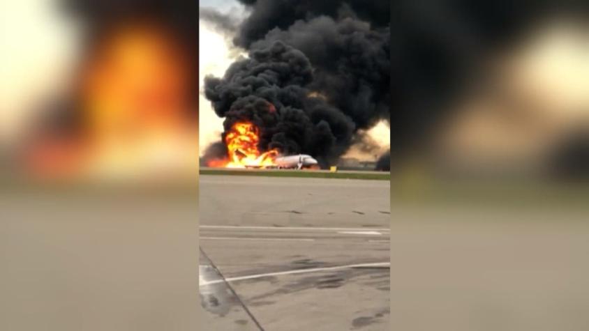 [VIDEO] Avión se incendia en pleno vuelo en Rusia