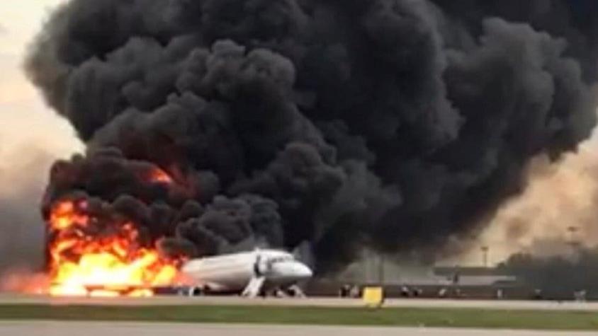 Accidente de Aeroflot en Rusia: "Tuve que agarrar a pasajeros del cuello para sacarlos del avión"