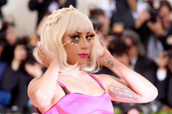 [FOTOS] Lady Gaga vuelve a sus orígenes con asombroso y colorido atuendo en la Met Gala 2019