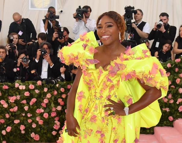 [FOTOS] La insólita prenda que Serena Williams no pudo evitar usar en la Met Gala 2019