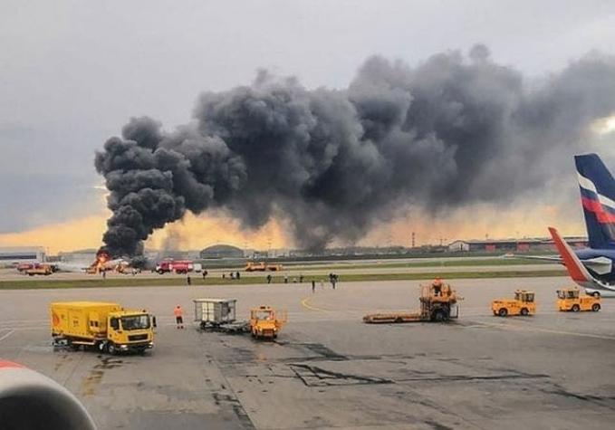 Repudio contra pasajero que bloqueó salida del avión ruso incendiado para proteger su equipaje