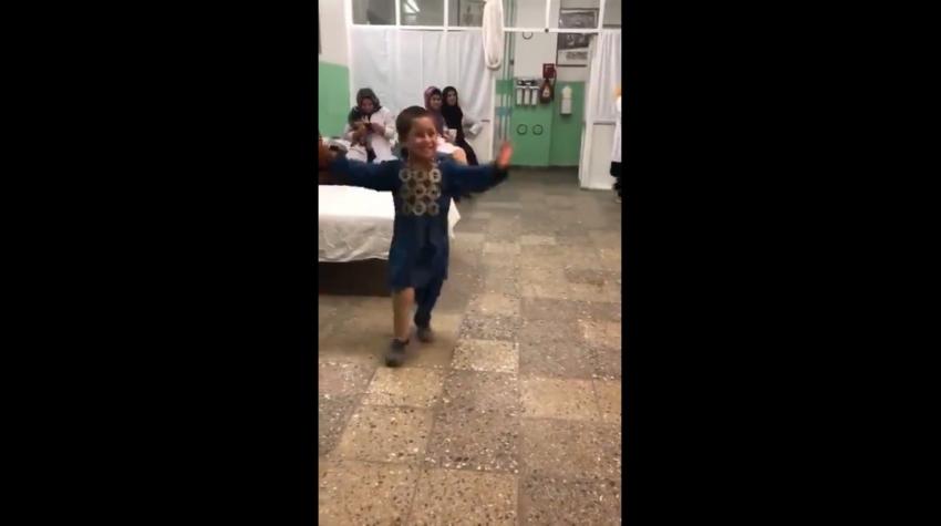 [VIDEO] La alegría de un niño amputado que baila con su nueva prótesis conmueve a Afganistán