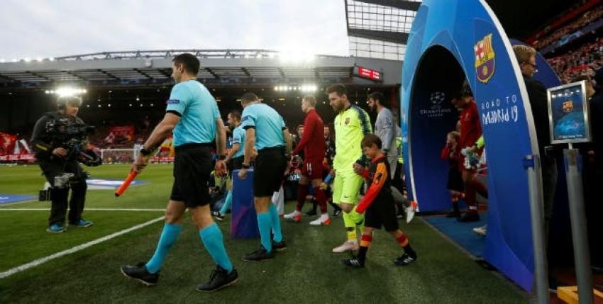 [VIDEO] La tierna reacción del niño que entró a la cancha de la mano de Messi en Liverpool-Barcelona