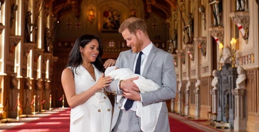 Príncipe Harry y Meghan Markle presentan a su bebé recién nacido