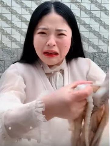 [VIDEO] Bloguera china es atacada por un pulpo mientras intentaba comérselo vivo