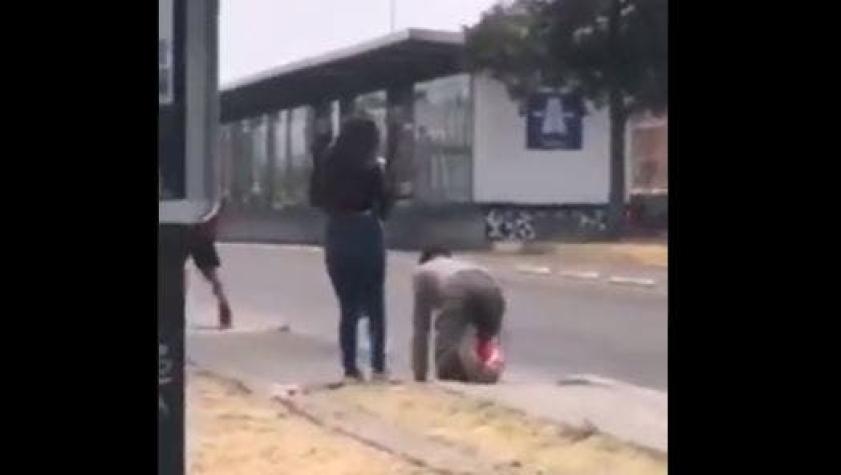 [VIDEO] Polémica por mujer que obligó a novio a gatear por la calle para perdonarle una infidelidad