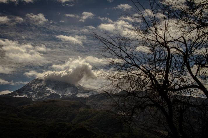 Sernageomin reporta tres explosiones en complejo volcánico Nevados de Chillán