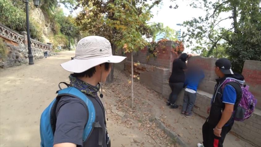 [VIDEO] Youtuber coreano increpa a familia chilena que rayaba el Cerro Santa Lucía