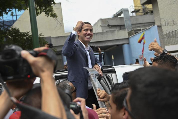 Guaidó pide a su representante en EE.UU coordinar ayuda con el Comando Sur