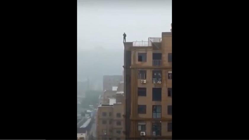 Hombre cae de un edificio por tomar una selfie en la India