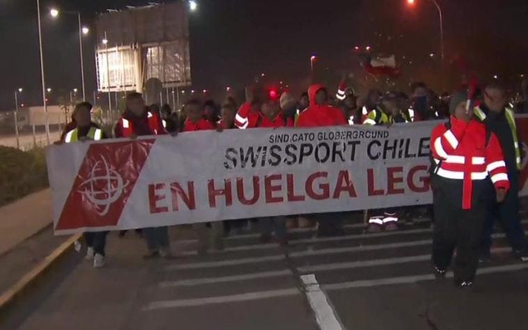 Huelga de trabajadores de empresa externa genera congestión en el aeropuerto de Santiago