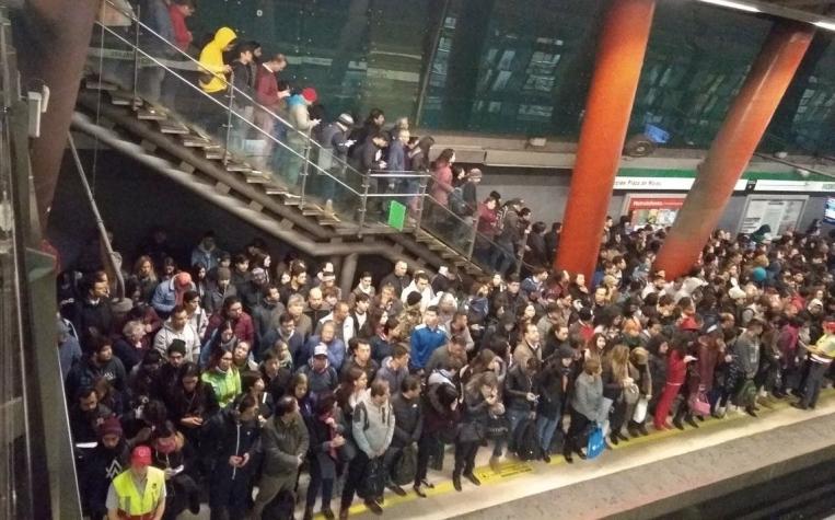 [FOTOS] Retraso en frecuencia de Línea 5 del Metro afectó a usuarios