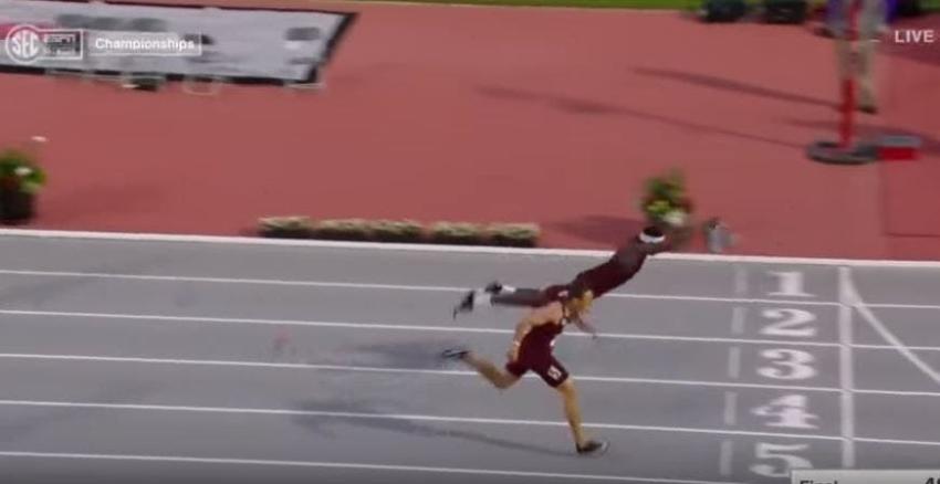 [VIDEO] Atleta recurrió a un espectacular recurso para ganar competencia de 400 metros vallas