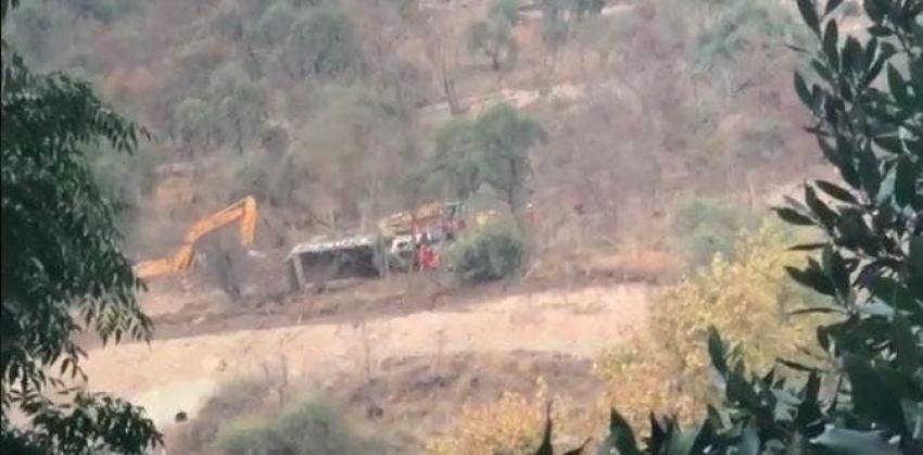 [VIDEO] Camión se vuelca en ladera sur del cerro San Cristóbal