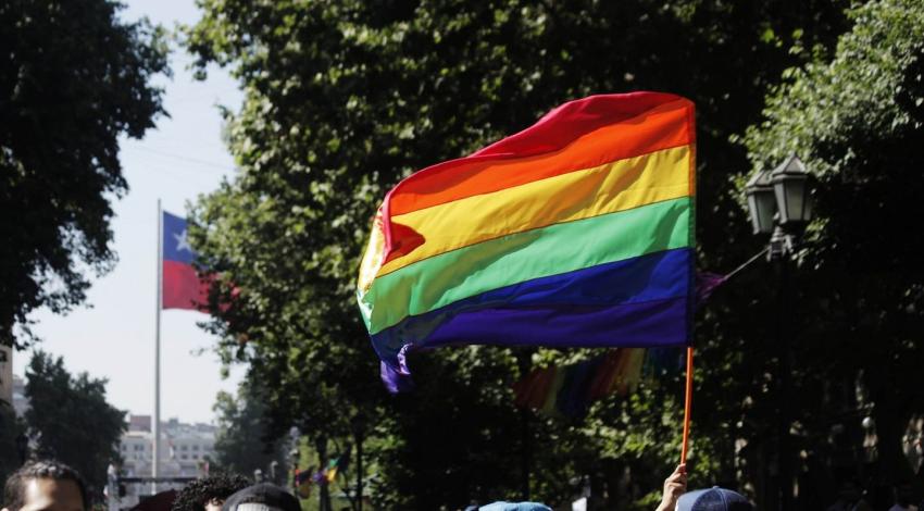 Diputados buscan prohibir "terapias de conversión" a menores homosexuales y trans
