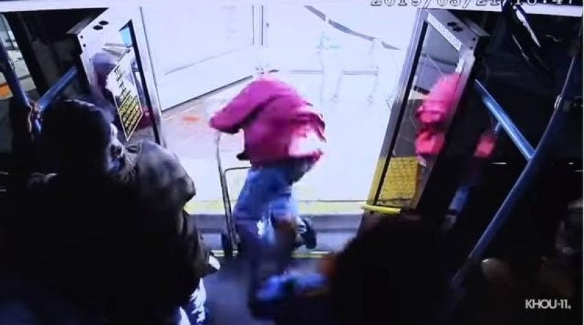 [VIDEO] Le había pedido que fuera amable: Mujer empujó a anciano de un bus y lo mató
