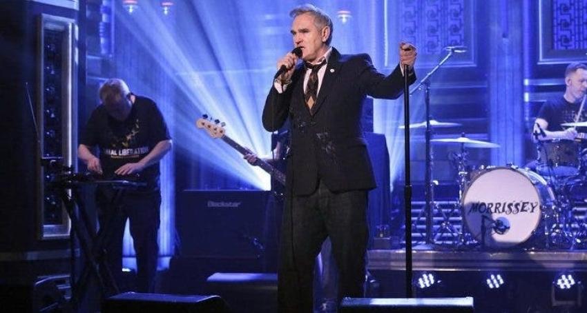 Polémica por presentación de Morrissey en show de Jimmy Fallon apoyando a grupo anti-islámico
