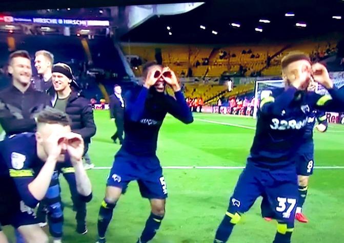 [VIDEO] Jugadores del Derby County se burlan del "espía" Bielsa en su celebración