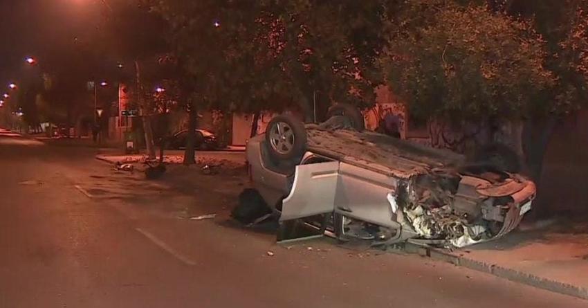 [VIDEO] Confuso incidente deja un auto volcado y un muerto en Santiago Centro