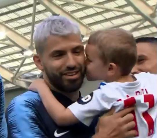 [VIDEO] El gesto del hijo de un jugador de la Premier League con el "Kun" Aguero que se hizo viral