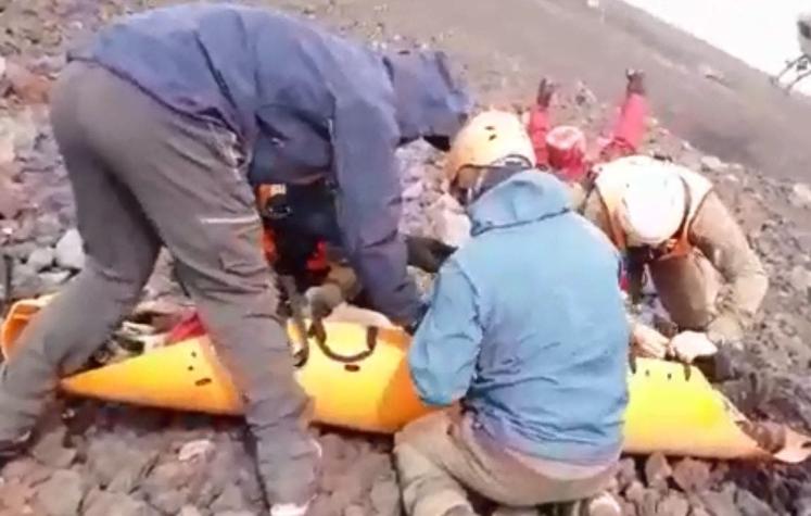 [VIDEO] Carabinero resulta herido tras rescate de turista israelí del Volcán Llaima