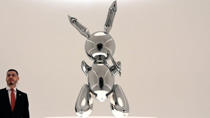 El conejo de acero que convirtió a un escultor en el artista vivo por el que más se ha pagado