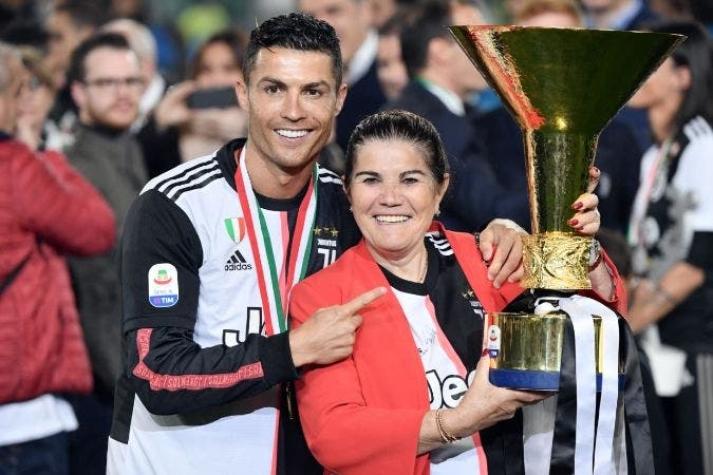 [VIDEO] Cristiano Ronaldo golpeó accidentalmente su hijo con el trofeo de la Serie A