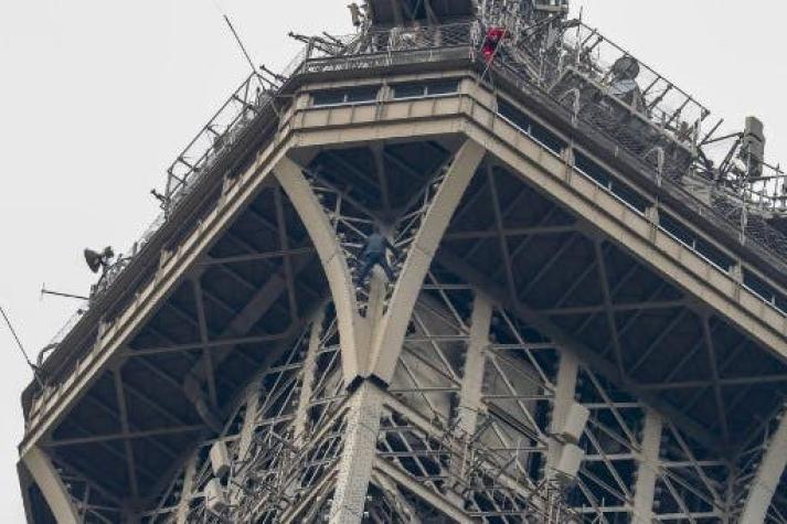 [FOTOS] Evacúan la Torre Eiffel por la presencia de un hombre escalando su estructura