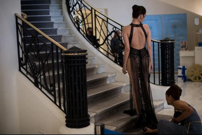 Modelo vietnamita usa un vestido transparente en Festival de Cannes y es censurada en su país