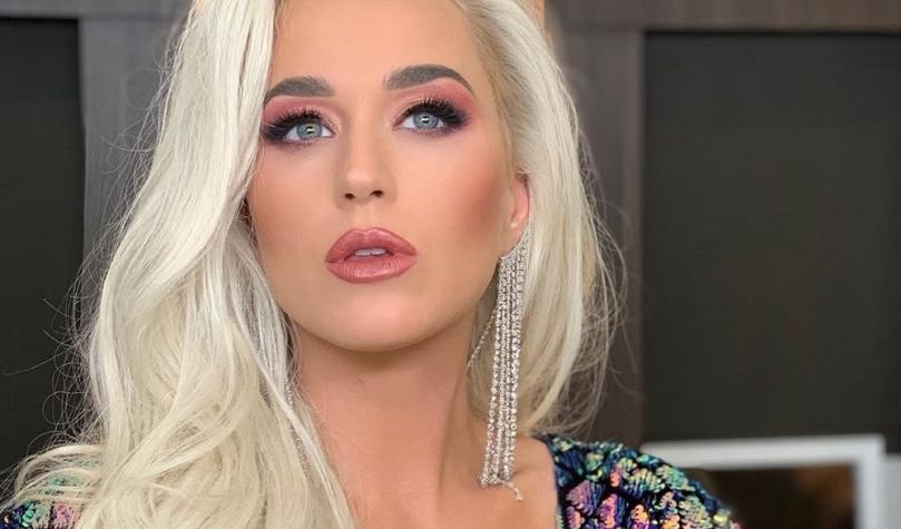 [VIDEO] La gigante y "absurda" peluca que Katy Perry usó en show junto a Daddy Yankee