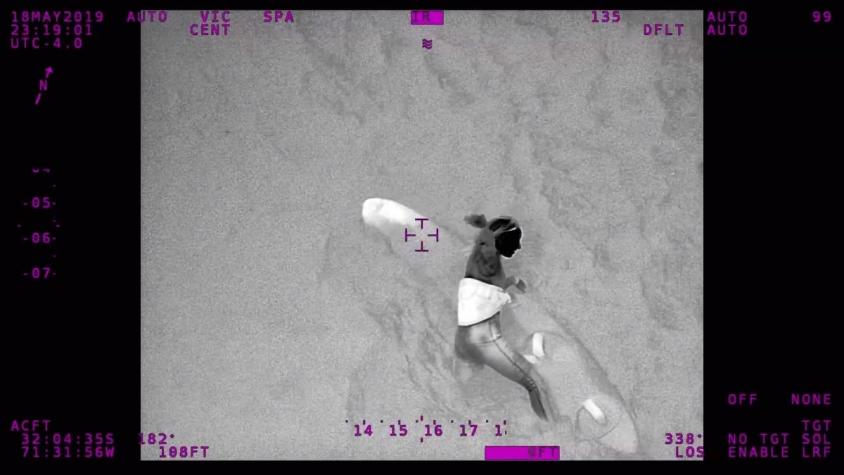 [VIDEO] Así fue el rescate de una joven a oscuras en el mar por la Armada