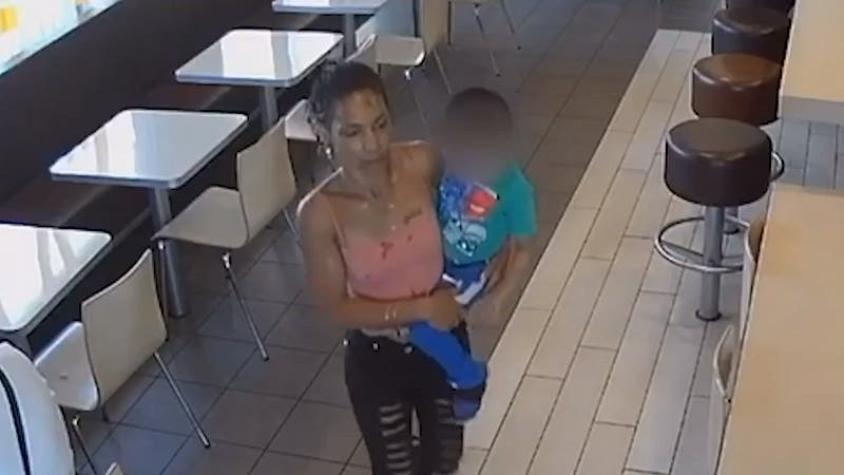 [VIDEO] Captan momento en que mujer intentó secuestrar a menor de edad en local de comida rápida