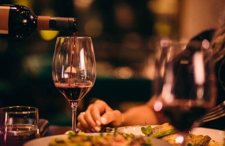 Mesero sirvió (por error) botella de vino avaluada en más de tres millones de pesos en restaurante