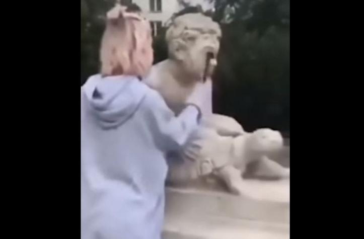 [VIDEO] Influencer polaca arriesga pena de cárcel por destruir estatua de casi 200 años