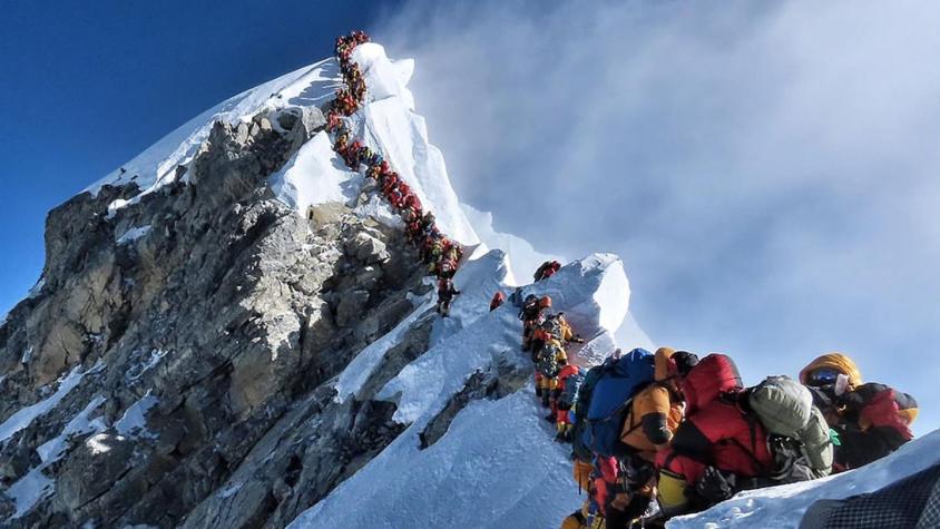 Atasco en el Everest: el día en que hubo que hacer fila para alcanzar la cima de la montaña más alta