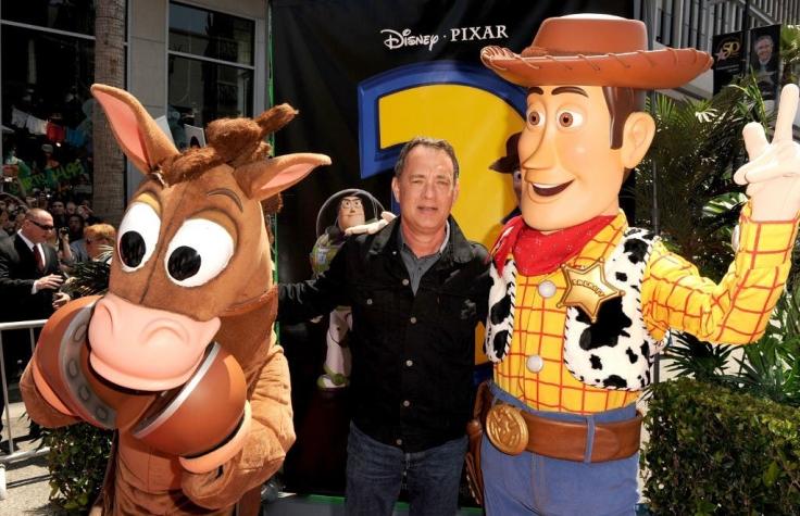 [FOTO] La insólita reacción de Tom Hanks tras conocer a joven que se tatuó a "Woody" en su estómago