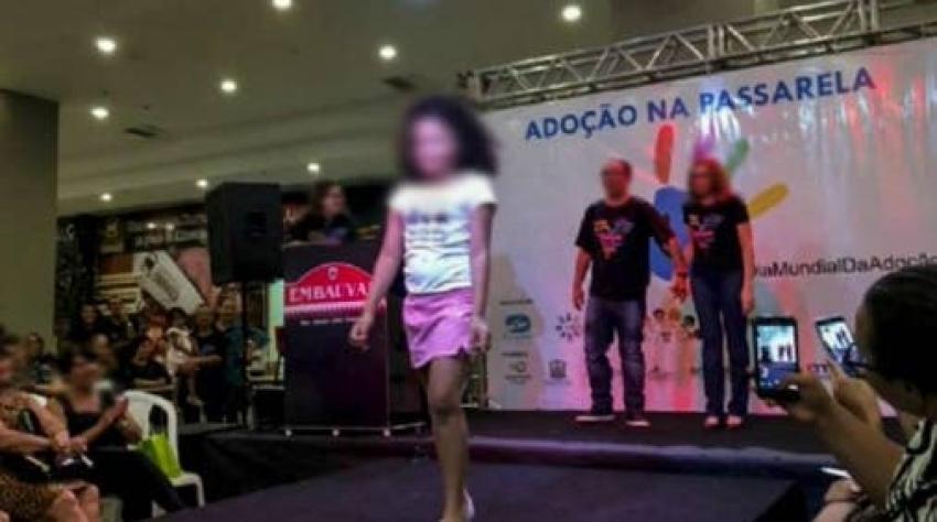 Niños en espera de adopción desfilaron en una polémica pasarela en Brasil