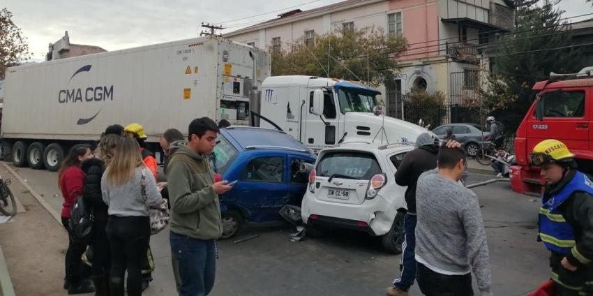 Al menos siete vehículos involucrados en colisión múltiple en Santiago centro