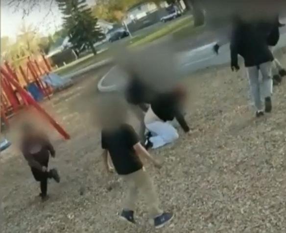 [VIDEO] Impacto por golpiza de siete niños contra una mujer que los retó en la calle